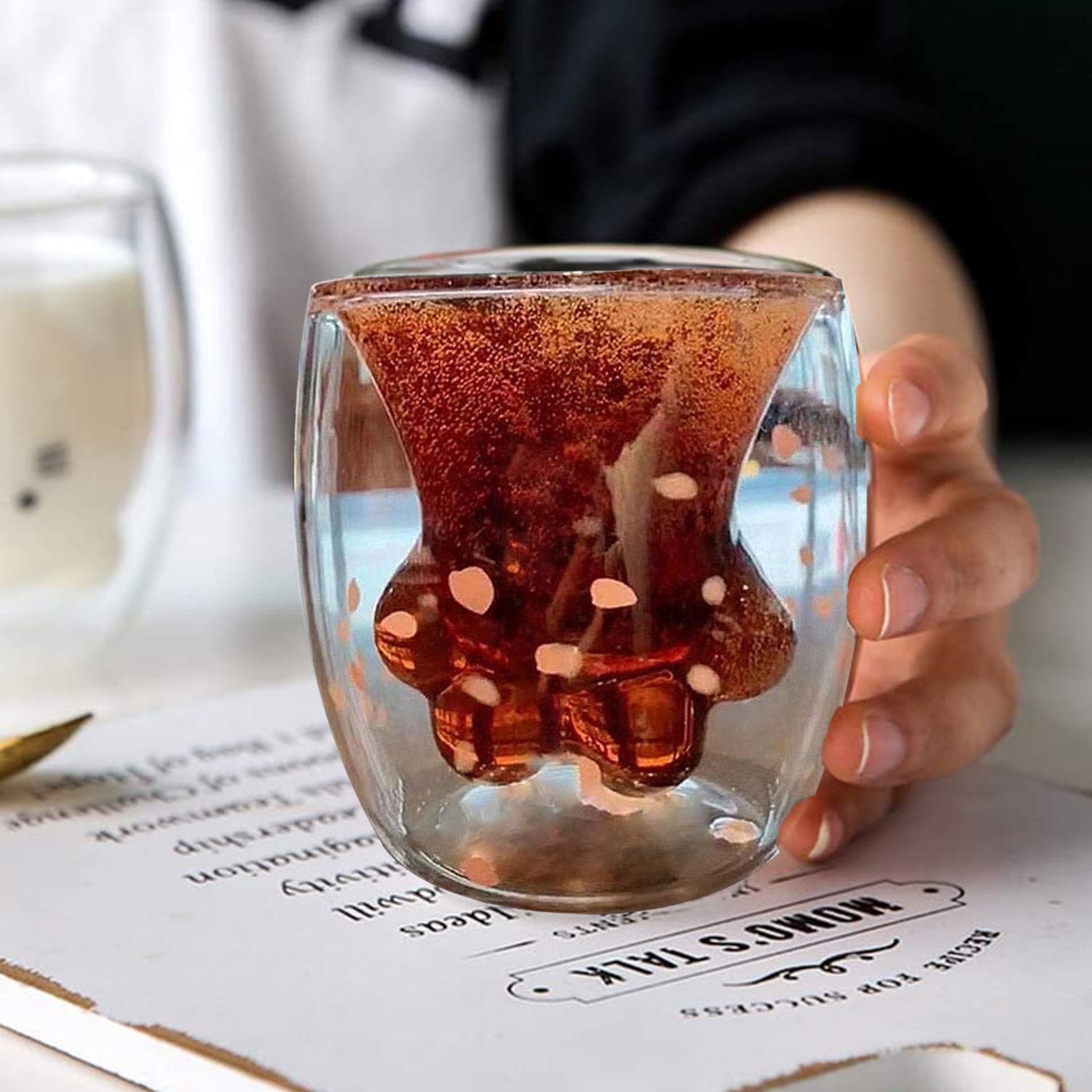 Niedlicher zweischichtiger Glasbecher mit Katzenpfote-Karikatur